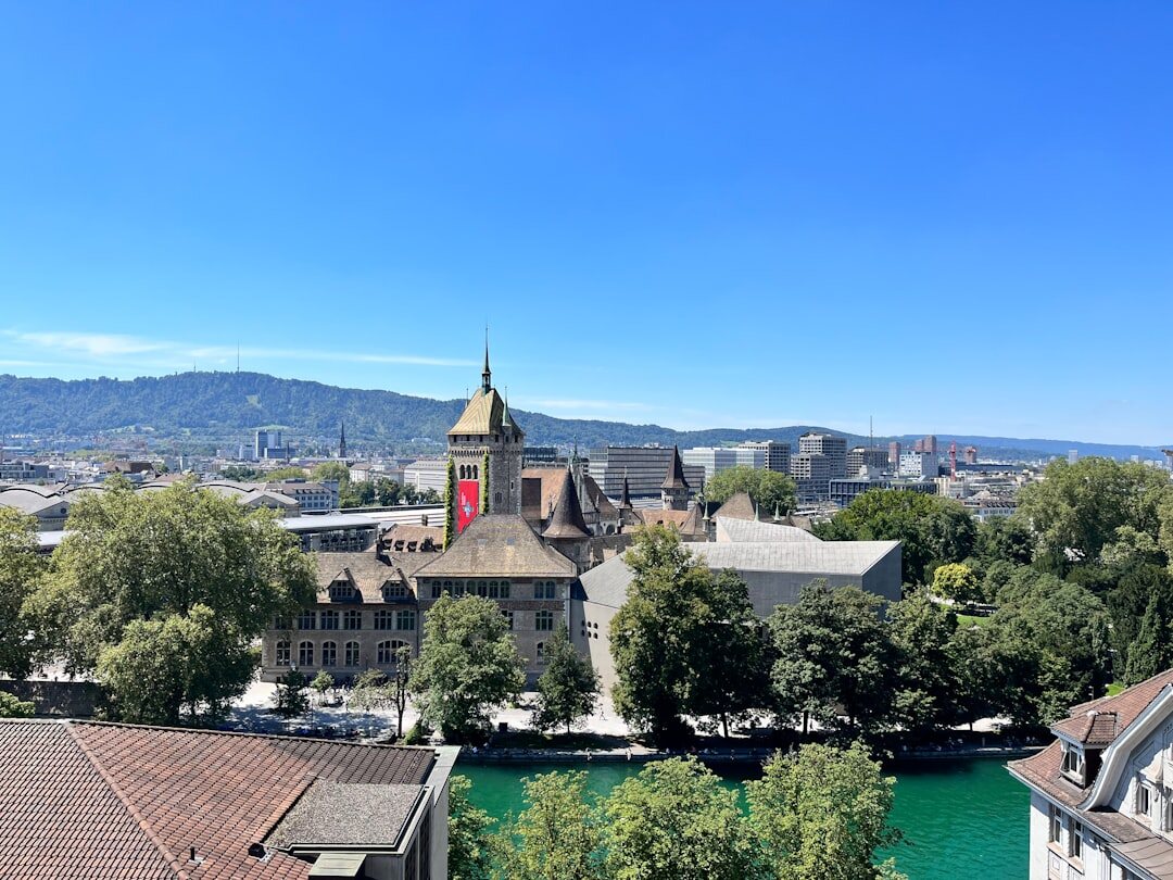 Promenade au bord du lac de Zurich en été