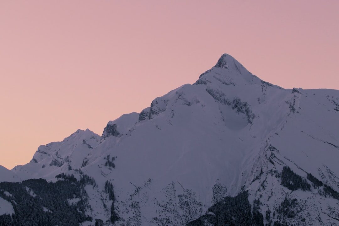 Paysage alpin suisse au coucher du soleil